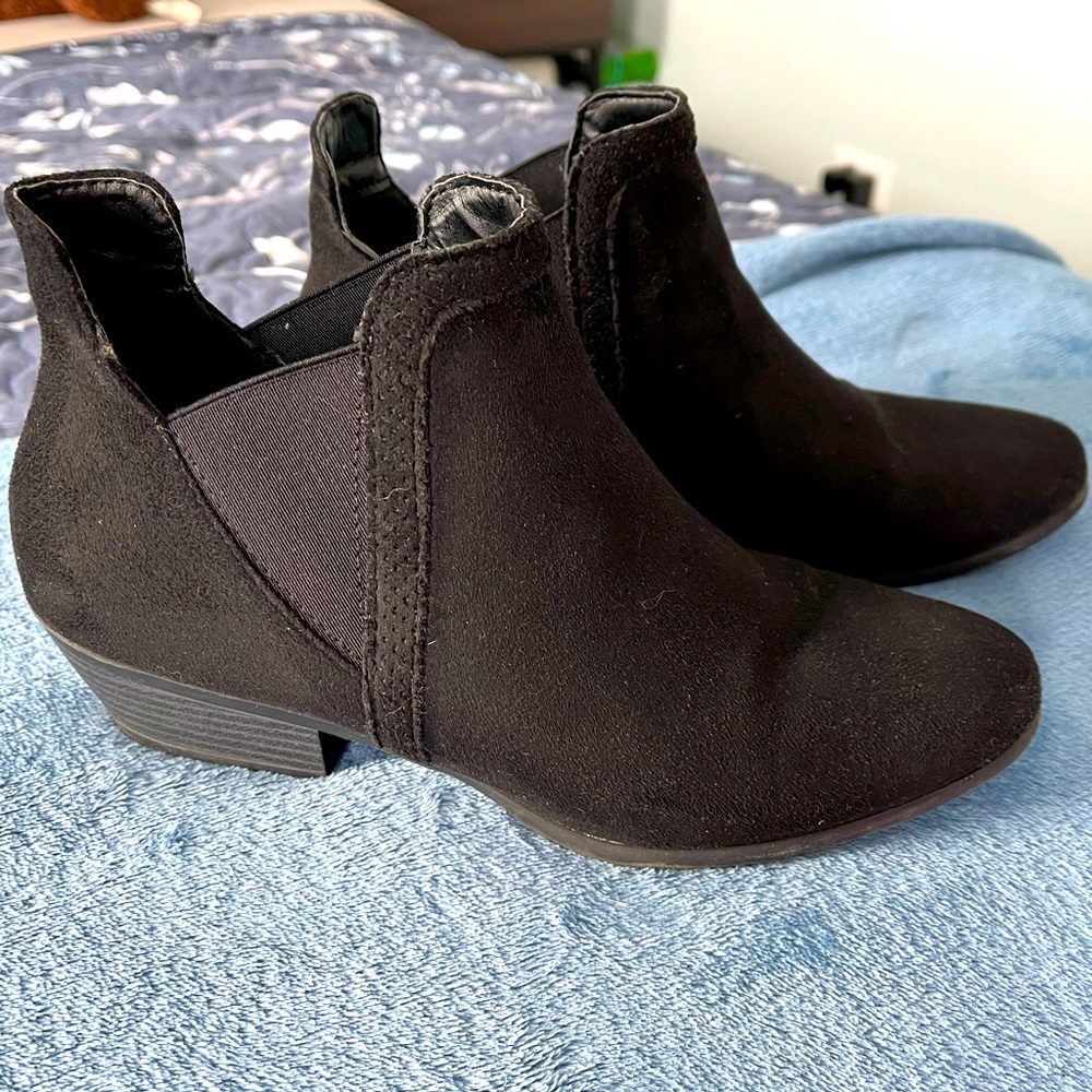 Women’ size 8 ankle boots